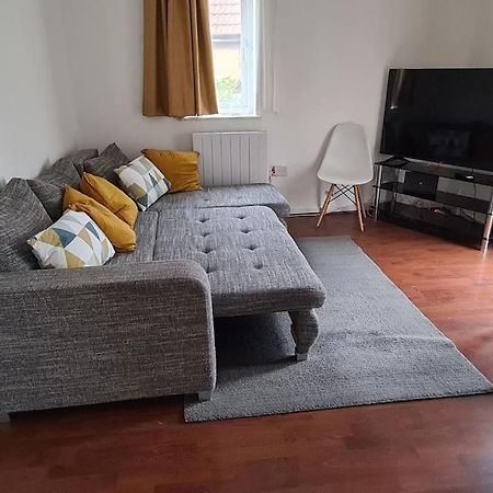Private 2 Bed Flat Close To Excel & City Airport 런던 외부 사진
