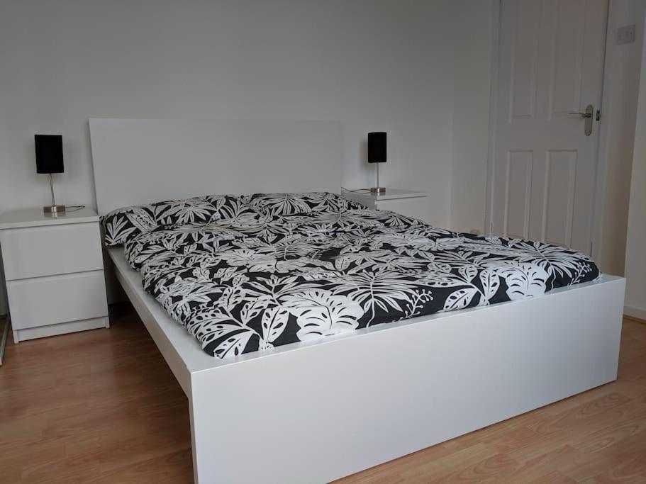 Private 2 Bed Flat Close To Excel & City Airport 런던 외부 사진