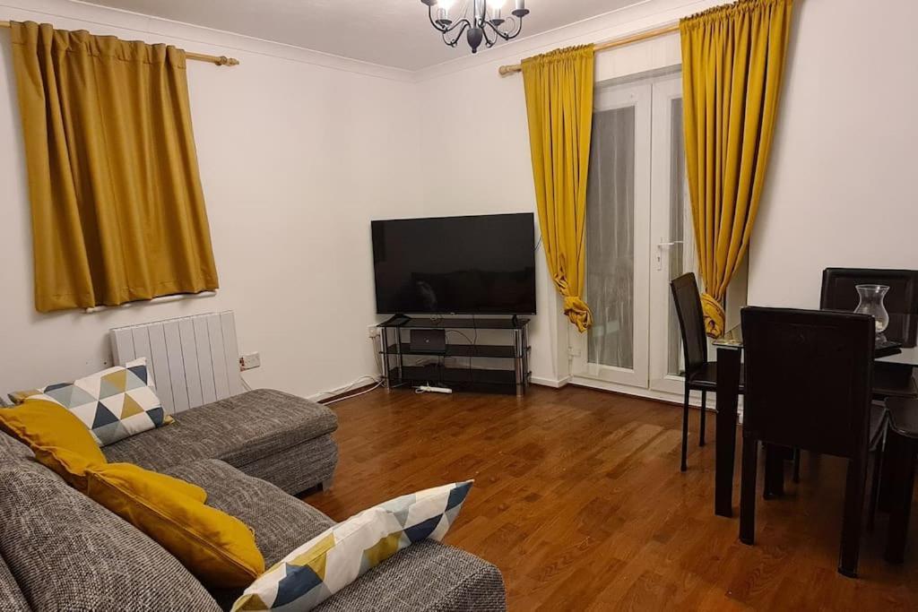 Private 2 Bed Flat Close To Excel & City Airport 런던 외부 사진