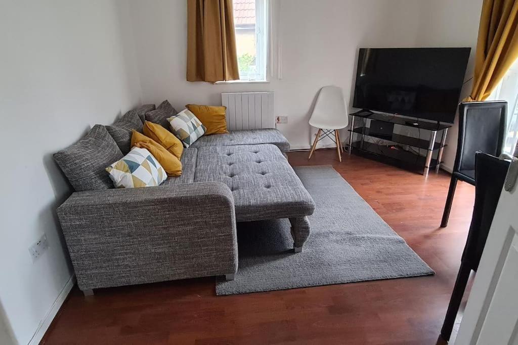 Private 2 Bed Flat Close To Excel & City Airport 런던 외부 사진