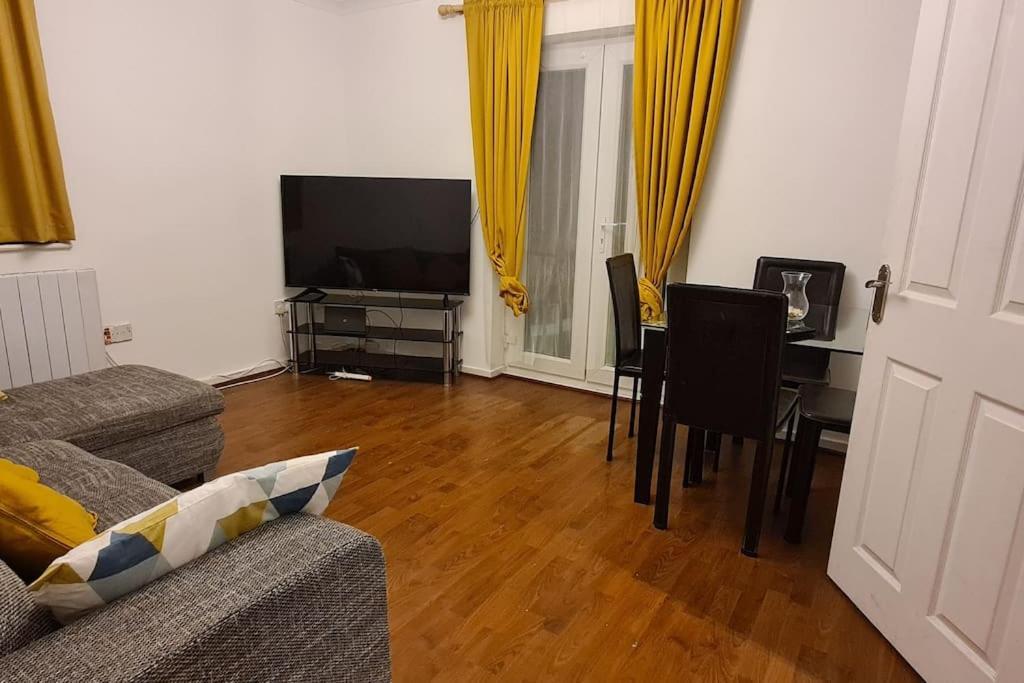 Private 2 Bed Flat Close To Excel & City Airport 런던 외부 사진