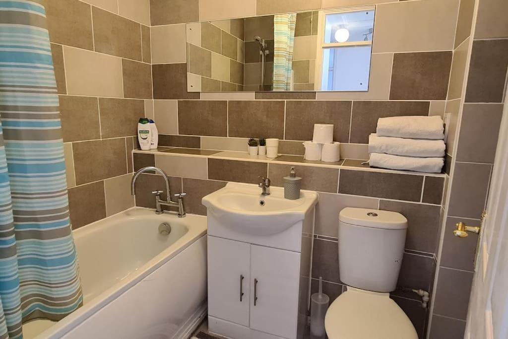 Private 2 Bed Flat Close To Excel & City Airport 런던 외부 사진